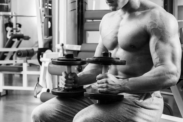 Allenamento di forza atleta professionista in palestra — Foto Stock