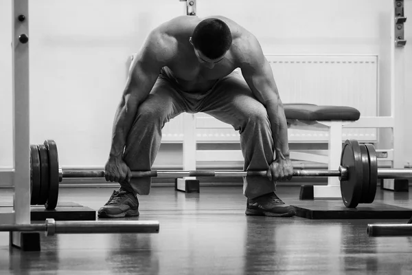 力量训练专业运动员在健身房里 — 图库照片