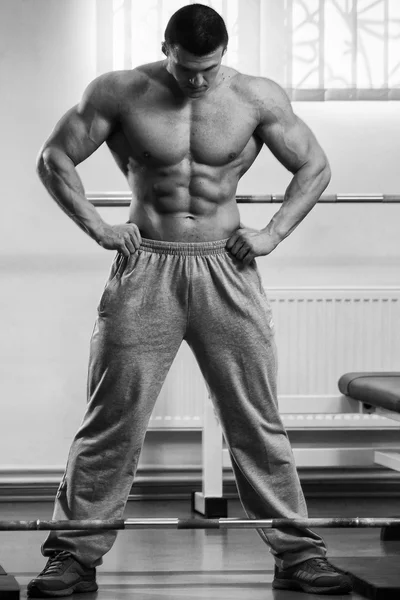 Entrenamiento de fuerza atleta profesional en el gimnasio — Foto de Stock