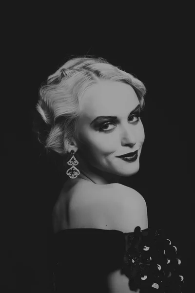 Schöne Blondine im Vintage-Kleid auf dunklem Hintergrund — Stockfoto