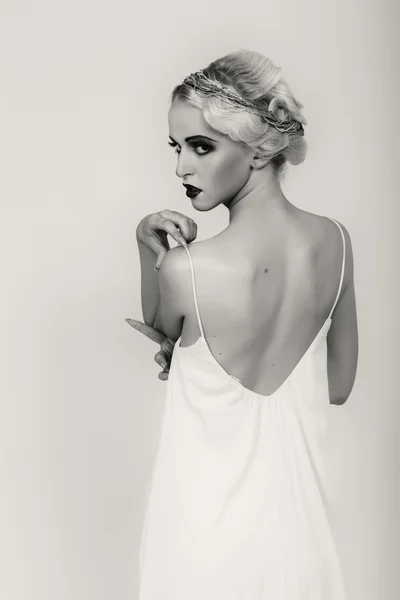 Belle blonde en robe vintage sur fond sombre — Photo