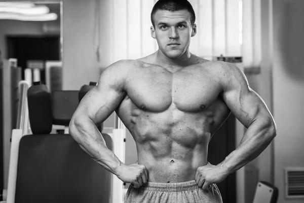 Entraînement de force athlète professionnel dans la salle de gym — Photo