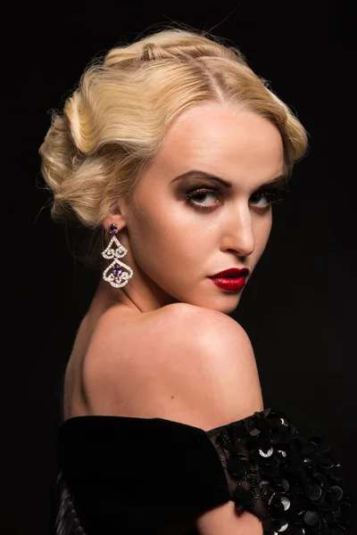 Krásná blondýna v historických krojích na tmavém pozadí — Stock fotografie