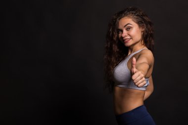 Karanlık bir arka plan üzerinde güzel spor kız