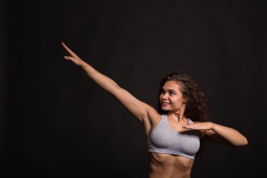 Karanlık bir arka plan üzerinde güzel spor kız