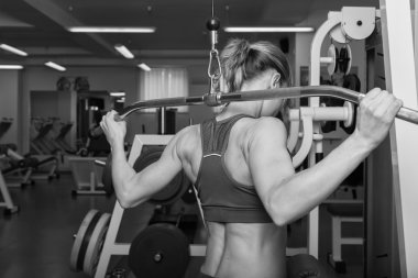 Güzel kız egzersizleri spor salonunda alır.