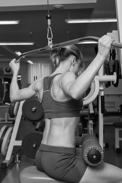 Vacker flicka tar övningar i gymmet — Stockfoto