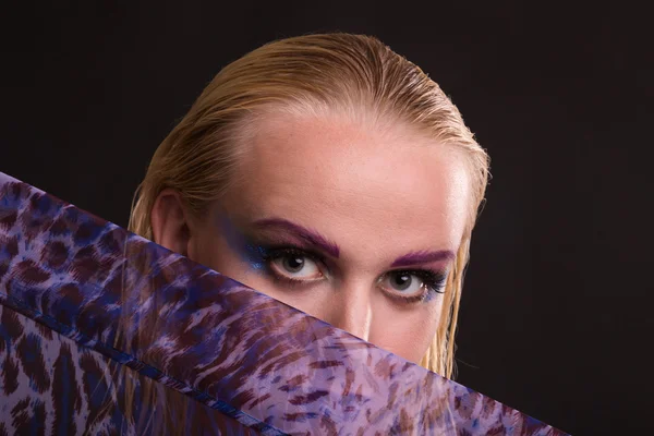 Mooi model met kunst make-up op een donkere achtergrond — Stockfoto