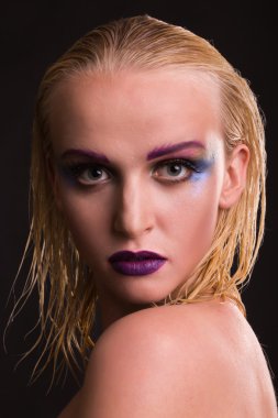 Karanlık bir arka plan sanat makyaj ile güzel model