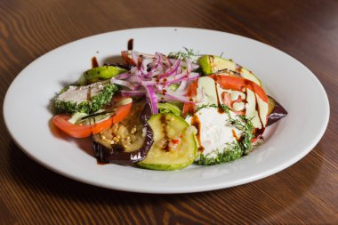 Beyaz tabakta tavuk ile lezzetli bir salata