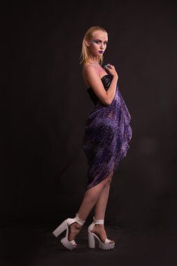 Karanlık bir arka plan sanat makyaj ile güzel model