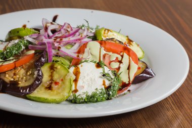 Beyaz tabakta tavuk ile lezzetli bir salata