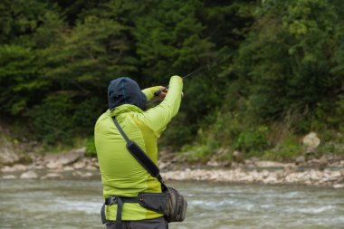 Yaz aylarında dağ nehir balıkçılık