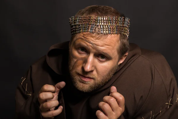 The actor in the guise of a beggar on a dark background — Stock Photo, Image