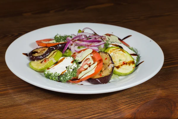 Ein köstlicher Salat mit Hühnchen auf einem weißen Teller — Stockfoto