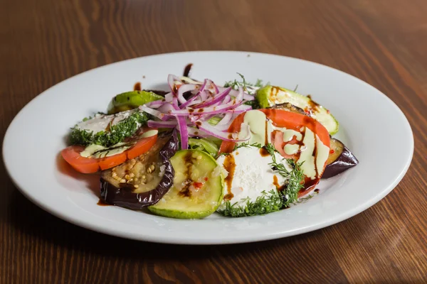 Ein köstlicher Salat mit Hühnchen auf einem weißen Teller — Stockfoto