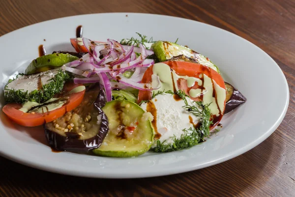 Una deliziosa insalata con pollo su un piatto bianco — Foto Stock