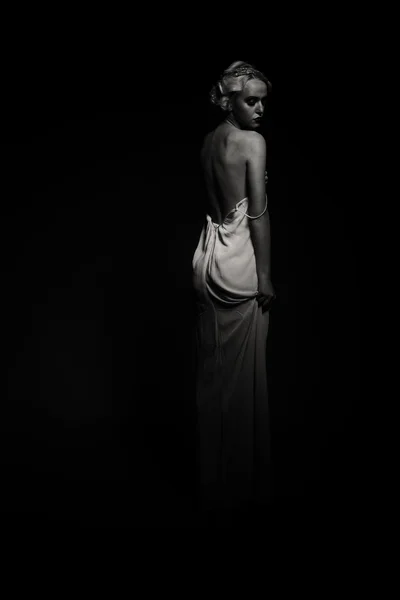 暗い背景にヴィンテージのドレスに金髪の美しい — ストック写真