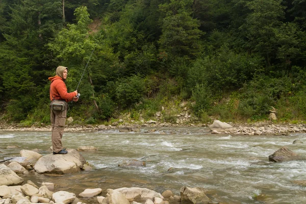 Pesca nel fiume di montagna in estate — Foto Stock