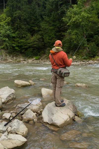 Pesca nel fiume di montagna in estate — Foto Stock