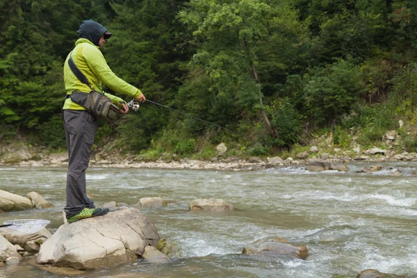 Рыбалка в горной реке летом — стоковое фото