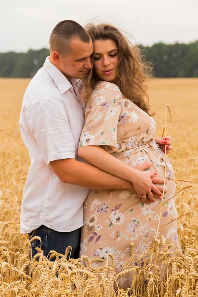 Jeune couple heureux attendant bébé — Photo