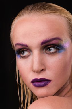 Karanlık bir arka plan sanat makyaj ile güzel model