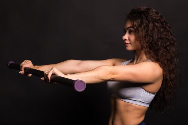 Karanlık bir arka plan üzerinde güzel spor kız