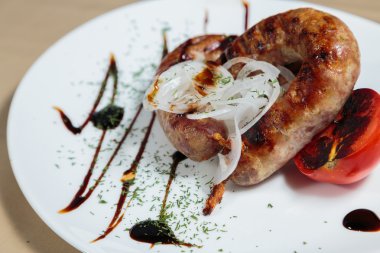 Beyaz bir tabakta sebze ile lezzetli Bavyera sosis