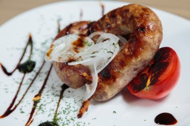 Beyaz bir tabakta sebze ile lezzetli Bavyera sosis