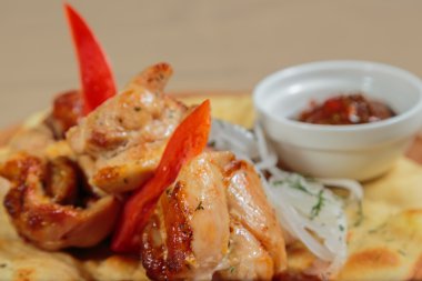 Sebzeli pide üzerinde iştah açıcı kavrulmuş et