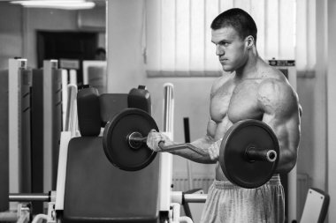 Gücü eğitim profesyonel sporcu spor salonunda