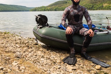 Nehri üzerinde ıslak elbiseli bir adam