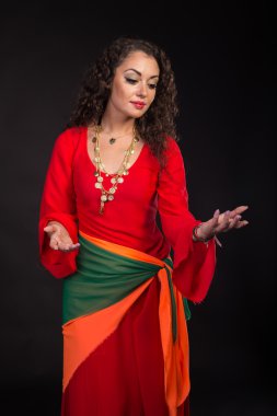 Karanlık bir arka plan üzerinde bir çingene şeklinde güzel esmer