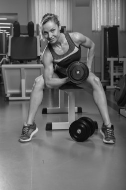 Güzel kız egzersizleri spor salonunda alır.