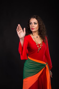 Karanlık bir arka plan üzerinde bir çingene şeklinde güzel esmer