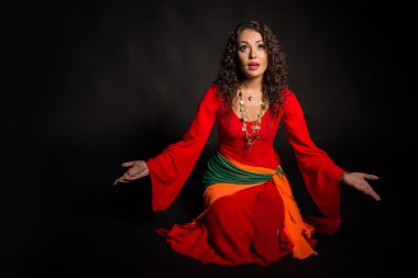 Karanlık bir arka plan üzerinde bir çingene şeklinde güzel esmer