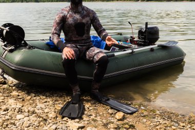 Nehri üzerinde ıslak elbiseli bir adam