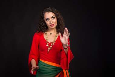 Karanlık bir arka plan üzerinde bir çingene şeklinde güzel esmer