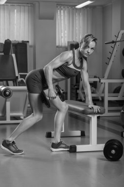 Güzel kız egzersizleri spor salonunda alır.