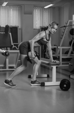 Güzel kız egzersizleri spor salonunda alır.