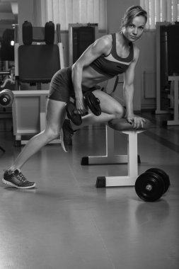 Güzel kız egzersizleri spor salonunda alır.