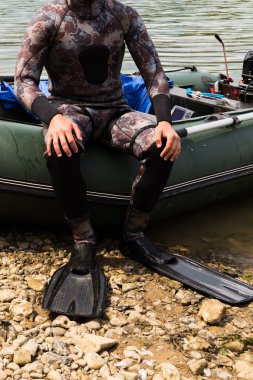 Nehri üzerinde ıslak elbiseli bir adam