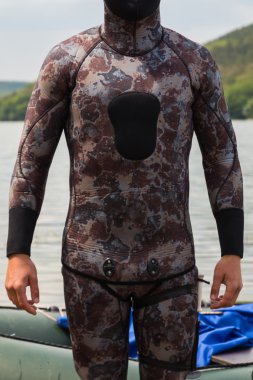 Nehri üzerinde ıslak elbiseli bir adam