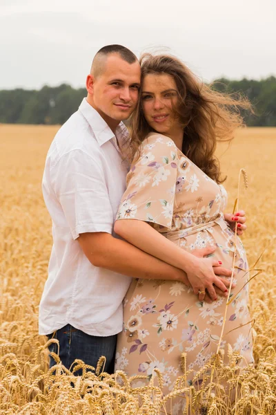 Jeune couple heureux attendant bébé — Photo