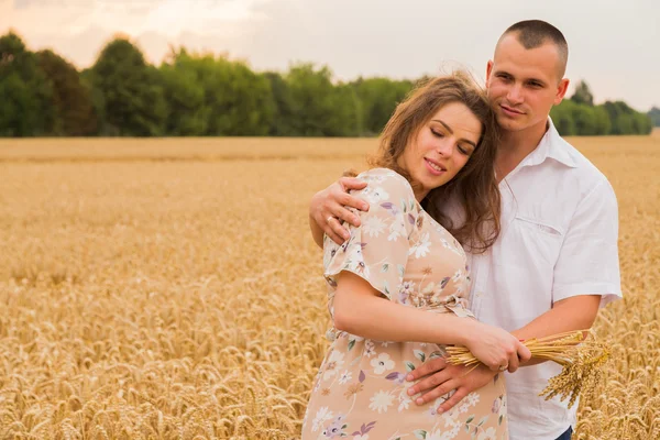 Giovane coppia felice in attesa di bambino — Foto Stock
