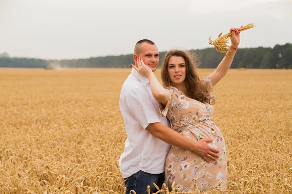 Молодая счастливая пара ждет ребенка — стоковое фото