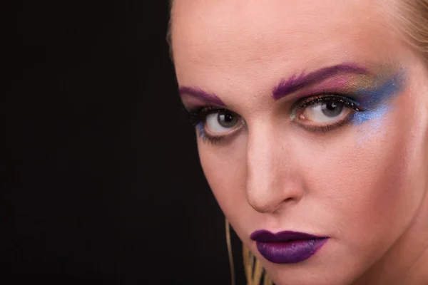 Hermosa modelo con maquillaje de arte sobre un fondo oscuro — Foto de Stock