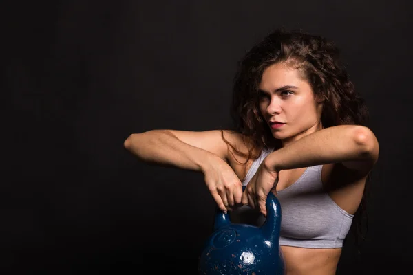 A bela menina de esportes em um fundo escuro — Fotografia de Stock