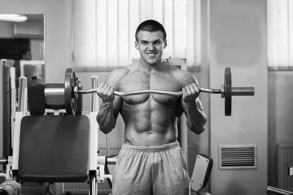 Allenamento di forza atleta professionista in palestra — Foto Stock